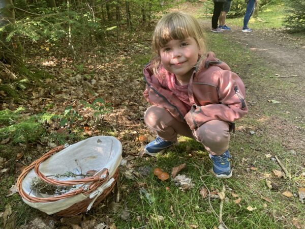 Efterårsferie med børn, naturoplevelser med børn, naturaktiviteter, ud i naturen, svampejagt, svampekurv, ud i skoven, ideer til efterårsferie, efterårsferie med børn